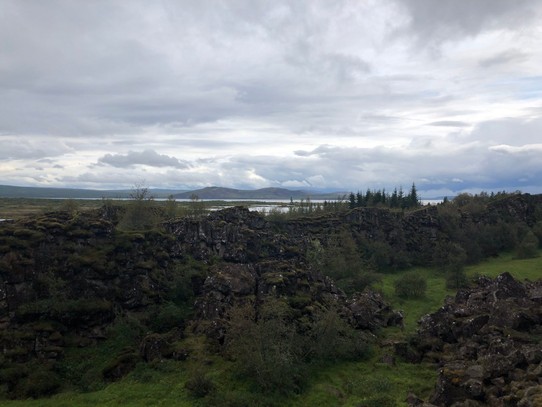 Island - Bláskógabyggð - So. Jetzt sind wir langsam an unserem Treffpunkt mit unserem isländischen Reiseführer Aivar angekommen. Hier oben parkt unser Minibus, ist ein Café und eine Aussichtsplattform...