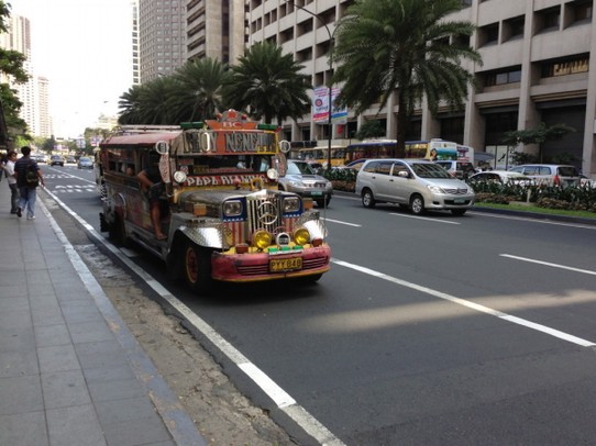 Philippinen - Manila - The Jeppneys are the unofficial busline of Manila