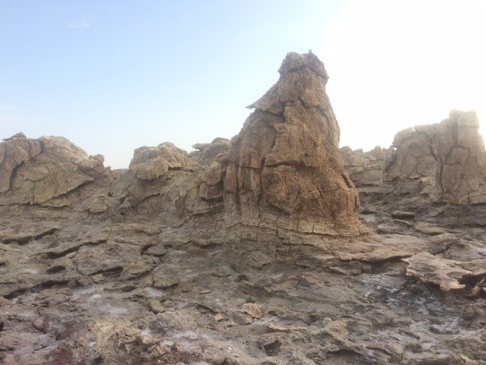 Äthiopien -  - Strukturen aus rotem Salz auf dem Weg zum Dallol