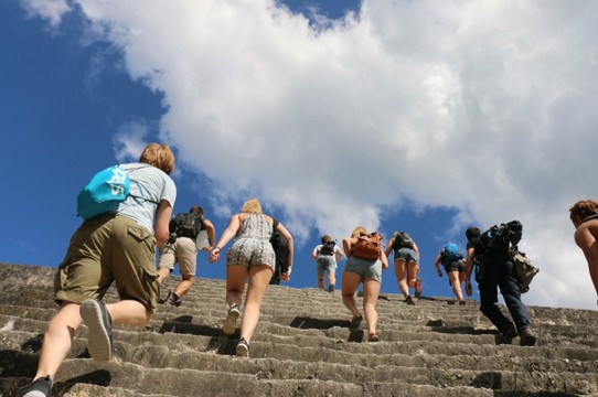 Guatemala - Tikal - Wir sind natürlich gleich mal auf die erste Ruine raufgeklettert - sehr sehr cool 