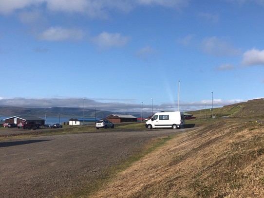 Island - Drangsnes - 9:00 Uhr morgens auf den endlich mal wieder wunderbar ruhigen „Tjaldstæði Drangsnes Campingplatz“. Fast alleine steht unser Camper auf dem Platz. Ich gehe mich mal ein wenig umschauen...