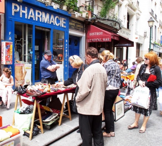 Frankreich - Paris - Flohmarkt auf der Rue Saint Dénis