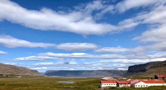 Island - Vesturbyggð - Blick hinaus zum Patreksfjördur und das dahinter liegend Land, bzw. den dahinterliegenden Berg...😉👍