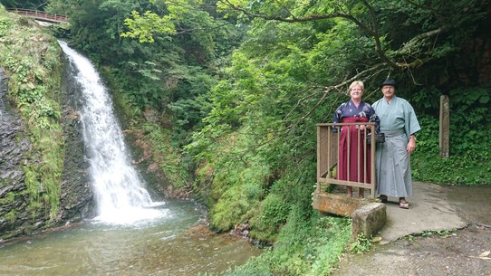 Japan - Yamagata - Beim Spaziergang im Onsendorf entdeckten wir einen Wasserfall