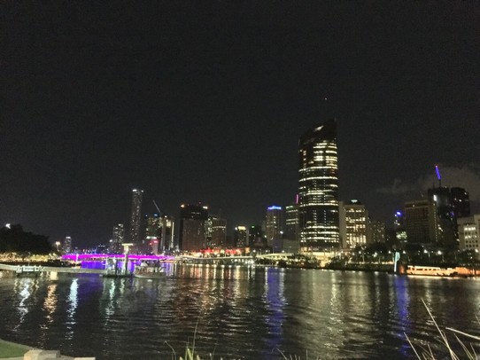 Australien - Brisbane - Skyline 🌃 
Brisbane bei Nacht 🌜🌝🌛 

Im Frühling wird es hier bereits um kurz nach sieben dunkel.
