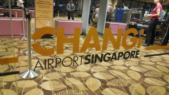 Singapur - Singapur - man kann auch auf einem häßlichen Teppich gut schlafen..
für 10 Min kostenloses Internet am Terminal :)