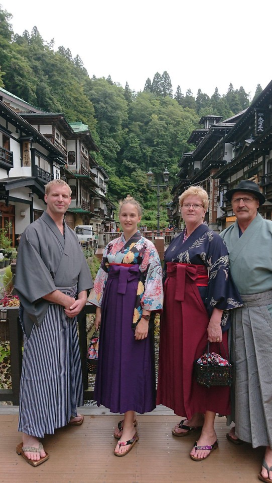 Japan - Yamagata - Familie Bendrien tarnt sich als traditionelle japanische Familie