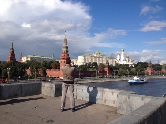 Russia - Moscow - Man maakt, op gepaste afstand, foto van Kremlin
