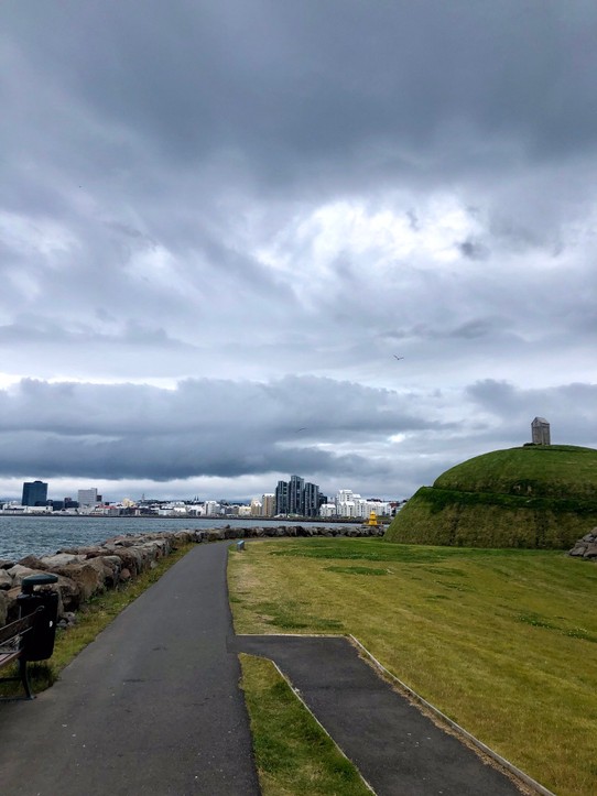 Island - Reykjavík - Schon da... Ok. Hat schon 20 Minuten gedauert, hier hin zu kommen. Aber was soll es... Schöner Spaziergang. Immer am Wasser entlang...
