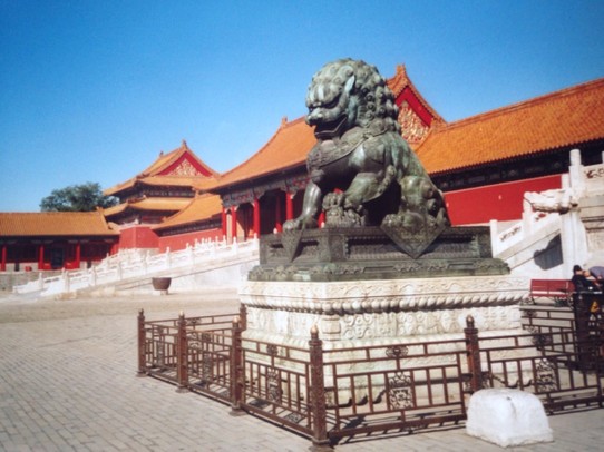China - Peking - Die Wächter- Löwe im Kaiserpalast vor dem Tor der Höchsten Harmonie in Peking
