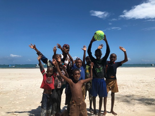 Kenia - Diani Beach - Die Fischer- Jungs und ihr neuer toller Ball ⚽️🤭 stolz wie Oskar 

