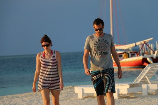 Belize - Rendezvous Island - Stephan und Kathi schlendern auf unserer eigenen kleinen Insel am Strand