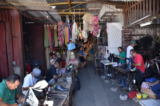 Nicaragua - Granada - Der größte Markt in Masaya er soll 20 ha groß sein und ist der größte in diesem Teil des Landes. Hier gibt es auch 100.000de Schuhe.