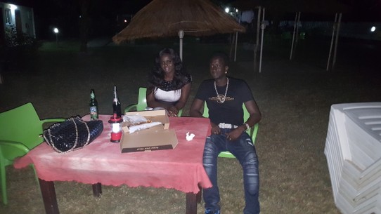 Gambia - Banjul - Am Abend sind Yunusa mit einer Freundin vorbei gekommen und haben mich mitgenommen zu einem coolen Beachclub. Der hatte zwar schon geschlossen aber naja Yunusa kennt die richtigen Leute. Wir saßen am Meer und genossen die Pizza und das kalte Bier....