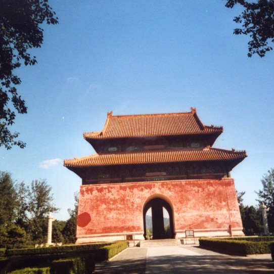 China - Peking - DasRote Tor, Eingang zu den MING-Gräbern, dahinter beginnt der Heilige Bezirk, wo jeder zu Fuß gehen musste.
