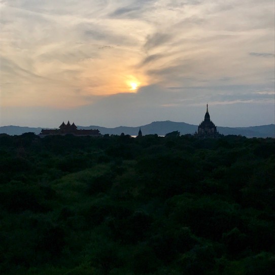  - Myanmar, Bagan - Viele schöne Sonnenuntergänge sind hier von verschiedenen Pagoden zu genießen - meist mit Blick auf zahlreiche weitere Tempel und Pagoden