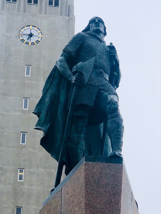 Island - Reykjavík - Wer war Leif Eriksson? Ulli sagt: „Ein Wikinger, der nach Amerika gesegelt ist und wie viele andere auch Amerika entdeckt hat... Der isländische Christoph Kolumbus sozusagen...“ Cool... Man lernt nie aus...
