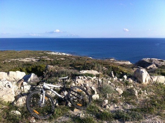 Turkey - Çeşme - Bike-Tour: im Hintergrund die Insel Chios (Griechenland)
