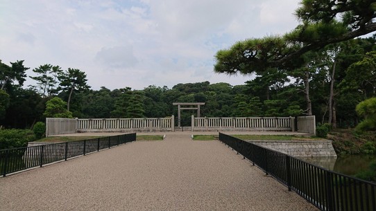 Japan - Suita - Bis hier und nicht weiter! Das Grab darf nicht einmal von der königlichen Familie betreten werden.