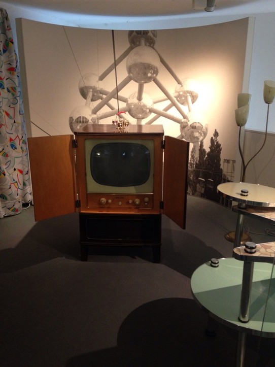 Deutschland - Mettlach/Saar - Villeroy & Boch Museum: Atomium in Brüssel, TV.