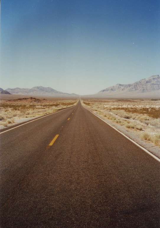 United States - Death Valley National Park - .... endlose Highways ....