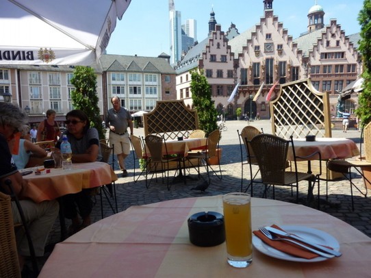 Deutschland - Frankfurt - Frankfurter mit Kartoffelsalat gibts und etwas gegen den Durst!