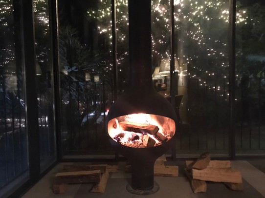 Portugal - Ponta do Sol - Abends wird es frisch, aber in unserer Bar gibt's eine Feuerstelle 🔥