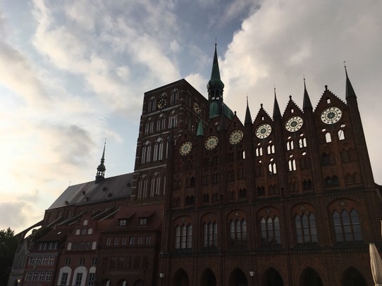 Deutschland - Stralsund - Das Rathaus der Hansestadt Stralsund im Stil der norddeutschen Backsteingotik. Das Gebäude am Alten Markt gilt als einer der bedeutendsten Profanbauten des Ostseeraums und ist zugleich das Wahrzeichen der Hansestadt Stralsund. 