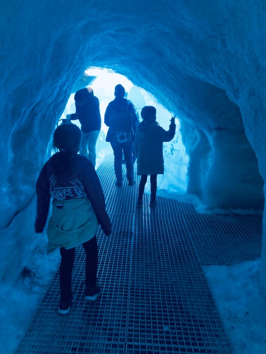 Island - Reykjavík - Hier zum Beispiel befinden wir uns gerade in einer echt kalten Eishöhle aus echtem Eis...😳👍