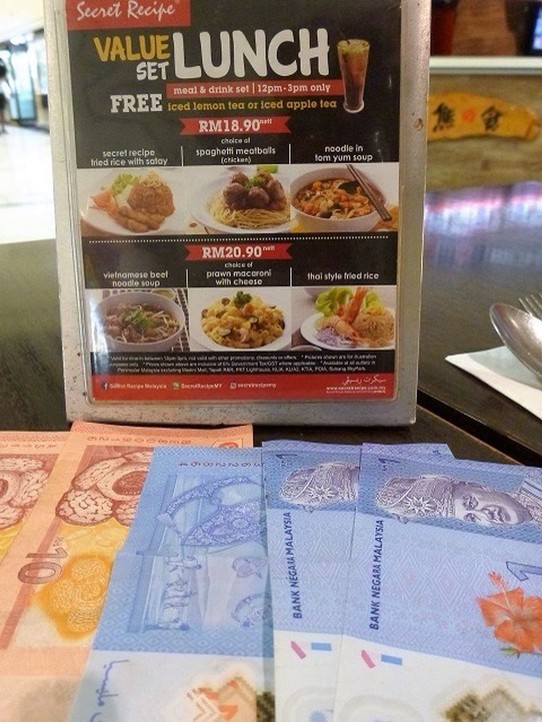 Malaysia - Kuala Lumpur - Fried rice with satay für 18.90 RM ausgesucht...
