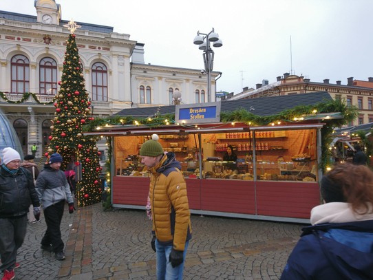 Finnland - Tampere - Dresdner Stollen auf einem Finnischen Weihnachtsmarkt...