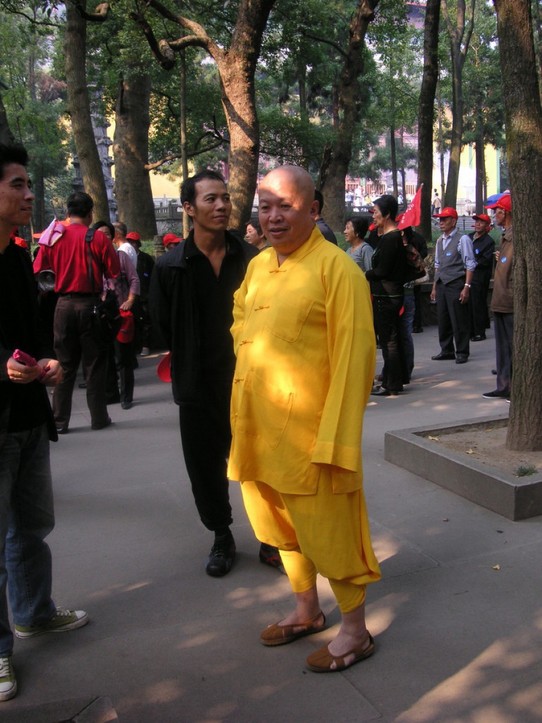 China - Hangzhou - Mönche jetzt überall zu sehen