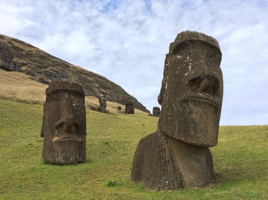 Chile - Hanga Roa - Hier wurden die Moai aus dem Vulkanstein gehauen - schlagartig endete die Produktion. Warum, ist unbekannt. Hunderte Moai in allen Fertigungsstufen sind hier noch