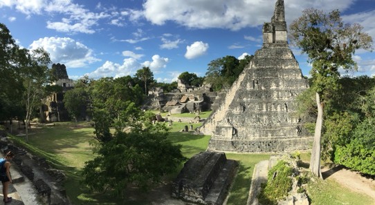 Guatemala - Tikal - Gran Plaza mit Tempel II im Vordergrund - hier wurde am meisten restauriert. Das Dorf wurde fast ident nachgestellt. Ungefähr so muss es damals ausgesehen haben. 
