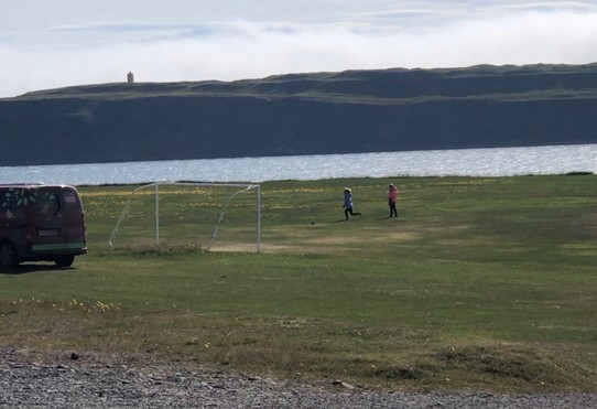 Island - Drangsnes - Und die Kiddies sind quasi aus dem Camper auf den Fussballplatz gefallen. Auch toll. Von hier sieht die Felseninsel Grímsey richtig gross aus...