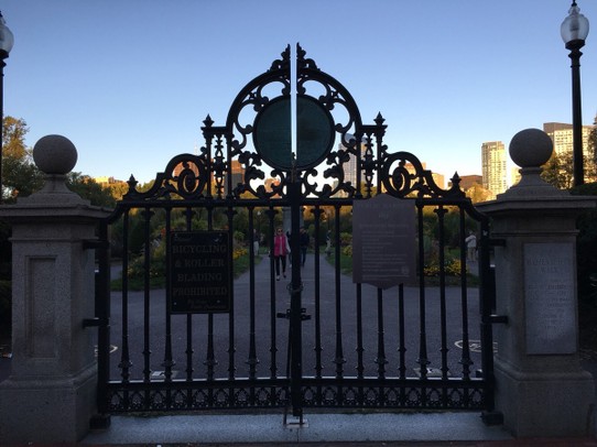  - Vereinigte Staaten, Boston - Die Tore zum Garten von Boston und dahinter findet man auch den Boston Common Park 