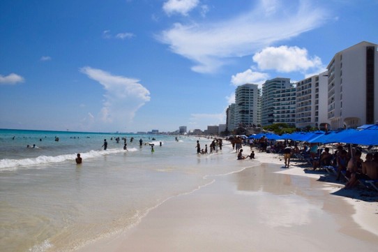Mexiko - Cancún - Da sieht es en Cancún am Strand schon etwas besser aus. Aber volllllll