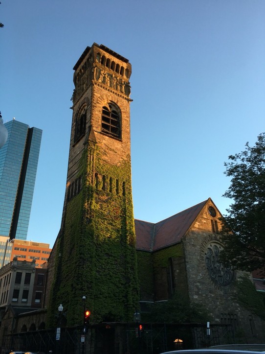  - Vereinigte Staaten, Boston - Kirchen kann man auch überall besuchen - diese sieht aus als würde sie nicht hier her passen - aber iwie tut sie das doch