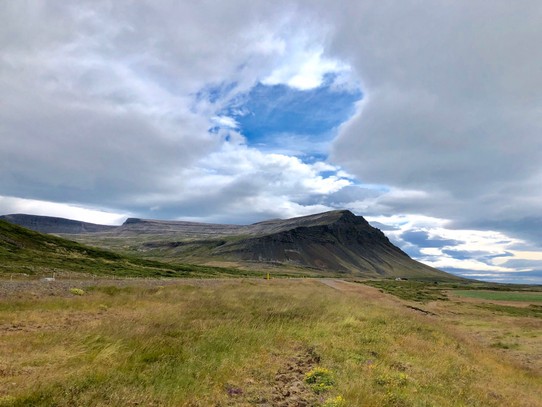 Island - Vesturbyggð - Selbst der Himmel macht ein Herz in die Wolken, weil es hier so schön ist... 😂👍