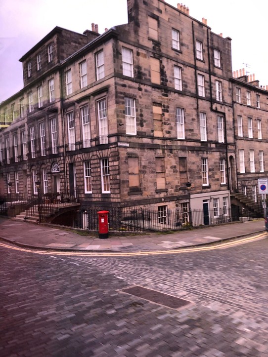 Vereinigtes Königreich - Edinburgh - Typisches Wohnhaus mit zugemauerten Fenstern. Hintergrund war eine eingeführte Fenstersteuer. Um diese einzusparen, haben viele Leute nicht benötigte Fenster einfach zugemauert.