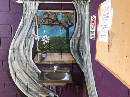 Australien - Busselton - Einfache Toilette aber seh r nett gestaltet 
