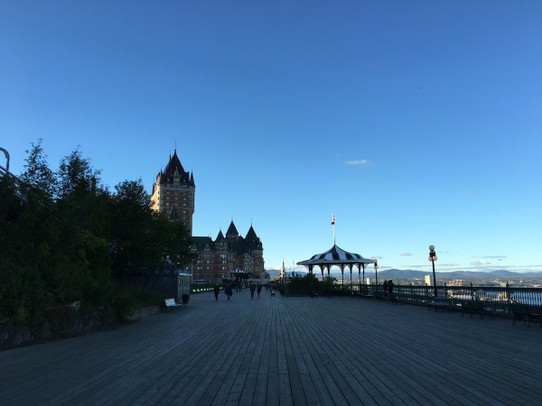 Canada - Québec City - Die Promenade am Flussufer und das Schlossgleiche Hotel 