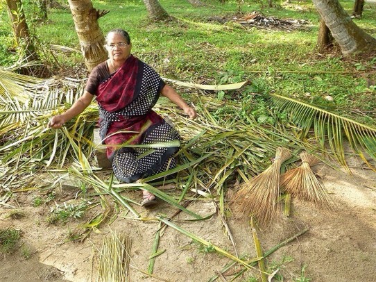 Indien - Kochi - Diese Frau macht kleine Handbesen zum wischen 
