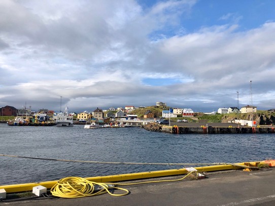 Island -  - Wir sind im Hafen von Stykkishólmur. Ich stehe bereits mit unserem Camper vor der Fähre „Baldur“. Ulli, Lena und Freia sind schon zu Fuss auf die Fähre gegangen und ich darf gleich noch den Camper verladen...
