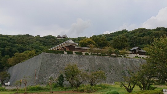 Japan - Matsuyama - Hohe Mauern schützten den Palast und im Ernstfall konnte der Adel hoch zur Burg fliehen. 