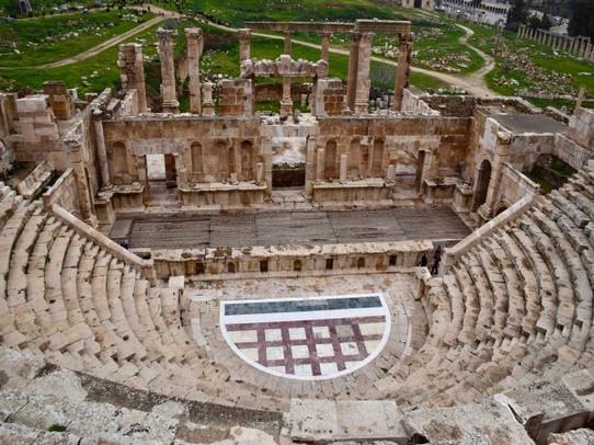 Jordanien - Jarash - Das nördliche Theater, ganz schön beeindruckend. Ich versteh bloß nicht warum die Stufen so hoch sind.