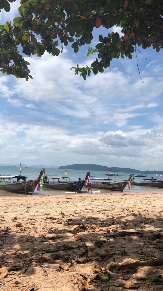 Thailand - Amphoe Mueang Krabi - Longtailboat am Aonang beach