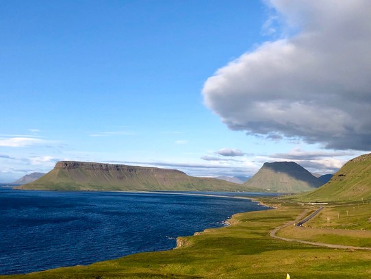 Island - Snæfellsbær - Tatsächlich ist der Kirkjufell bereits schon da hinten der Berg im Schatten der Wolke. Von dieser Seite her habe ich ihn aber echt nicht erkannt... 😂👍