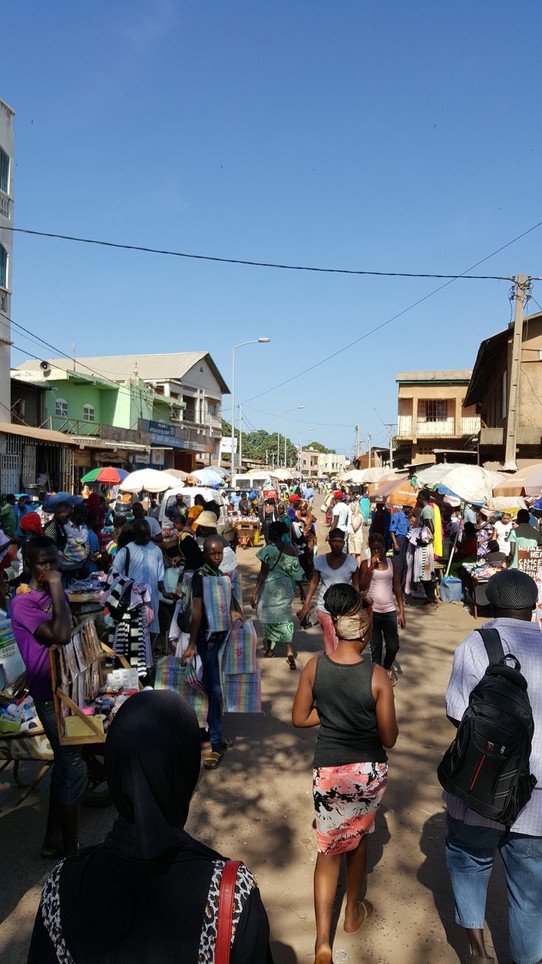 Gambia - Banjul - Auf ins Getümmel. Essen einkaufen auf dem Markt...