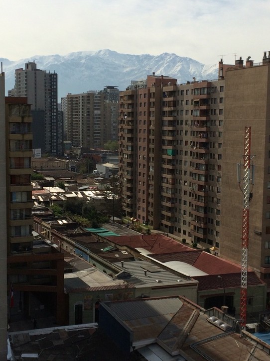 Chile - Santiago - Blick von unserem Balkon zu den Anden "in einem lichten Moment"